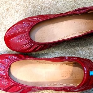 Tieks patent red